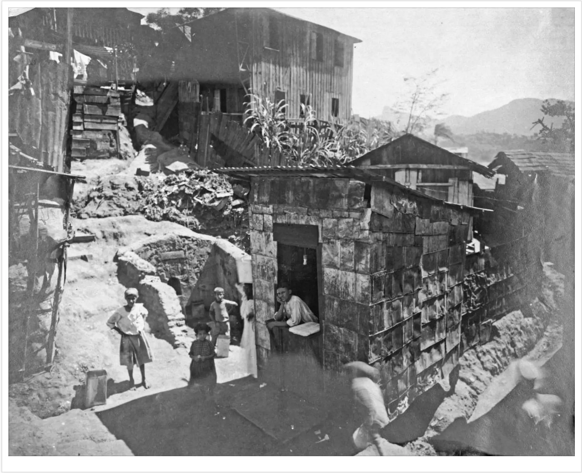 Cidade antiga com pessoas e construções modestas.