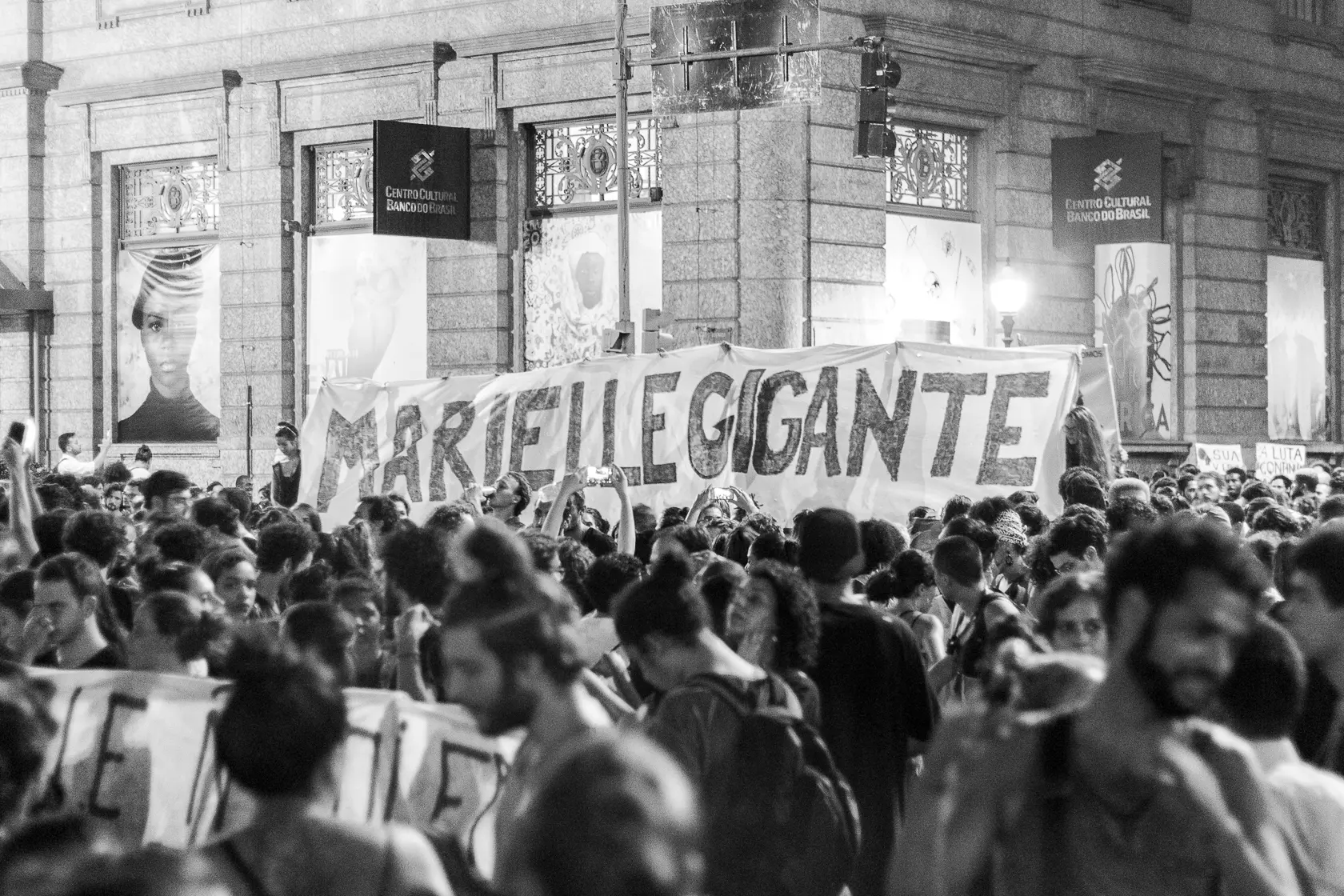 Manifestação urbana com cartaz de Marielle Franco.