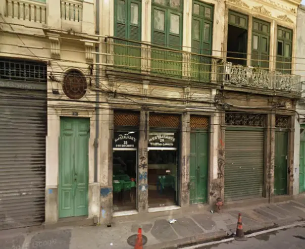 Prédio antigo com entrada principal marcada como "Restaurante 28".