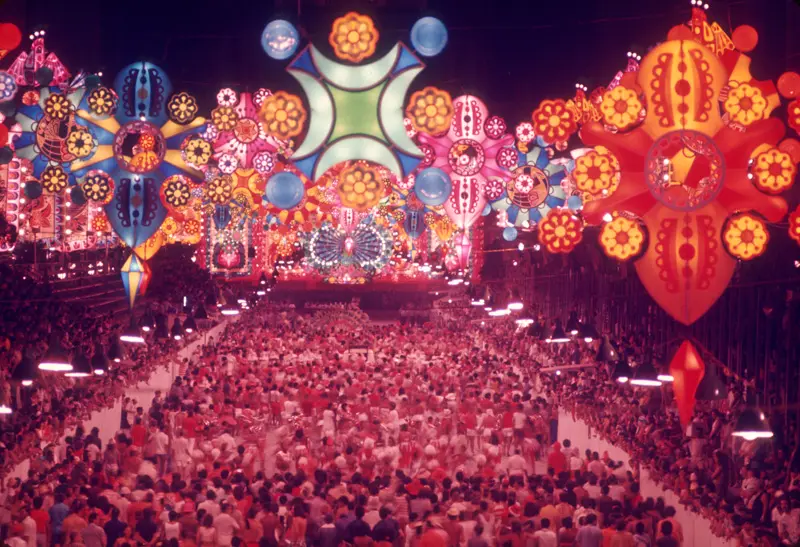 Desfile de Carnaval na Avenida Presidente Vargas com decorações coloridas e multidão animada.