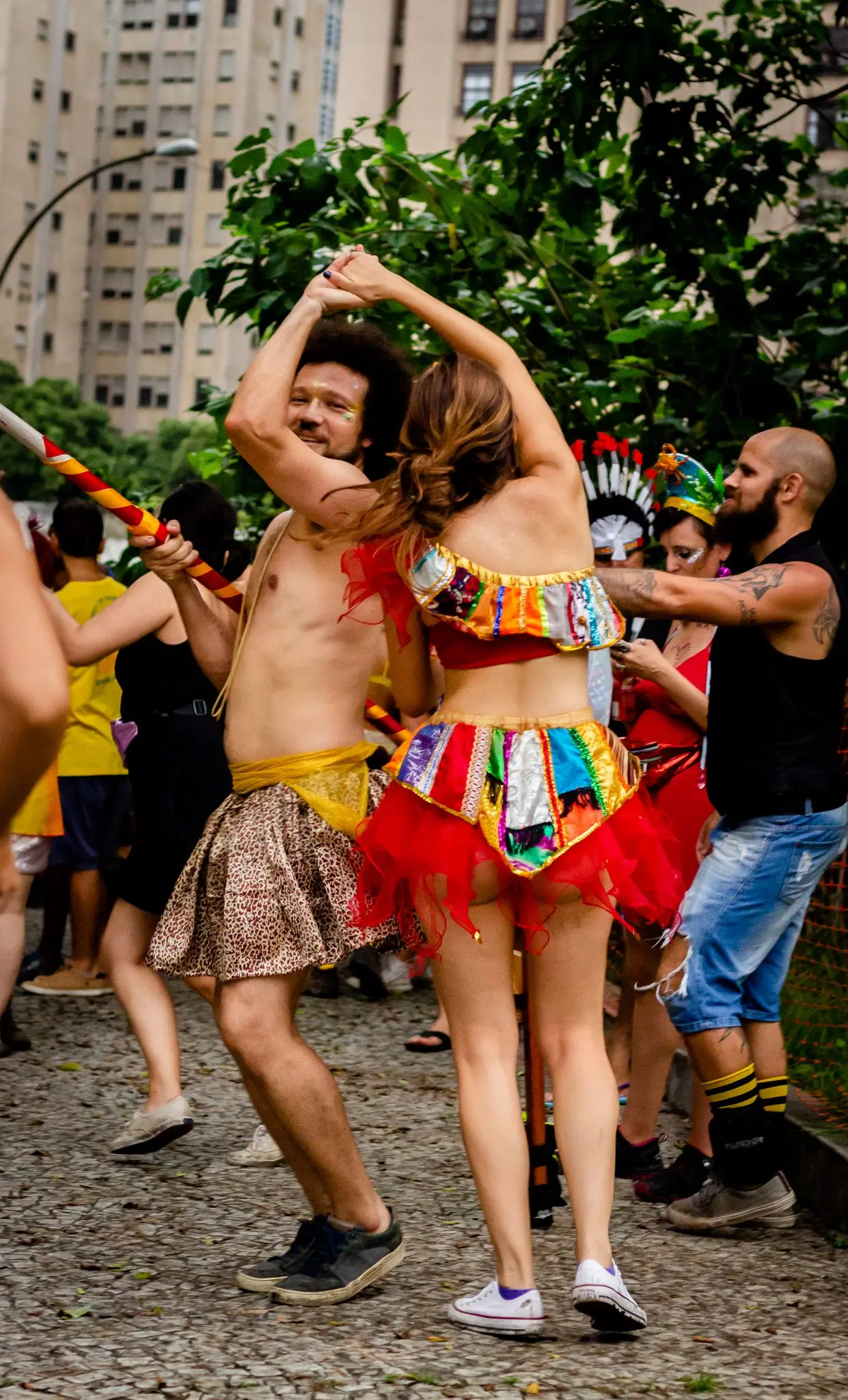 Carnaval nas ruas com dança e hula-hoop.