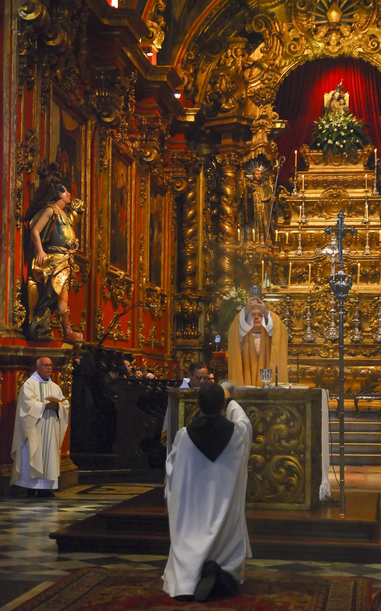 Cerimônia religiosa com altar ornado e figurantes litúrgicos.