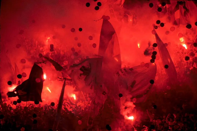 Torcedores flamenguistas animados no Maracanã em 1999.