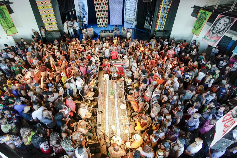 Uma grande roda de samba em ambiente festivo.
