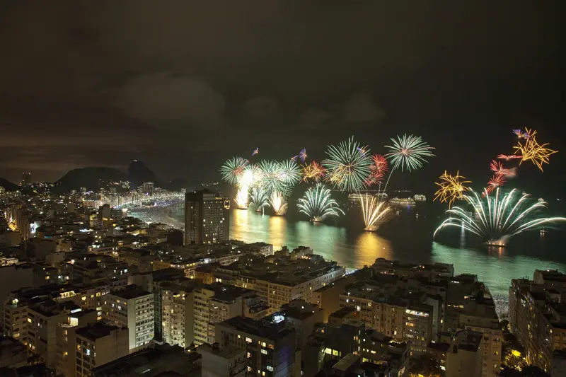 Festa de fogos de artifício na praia de Copacabana, Rio de Janeiro, 01/01/2011.