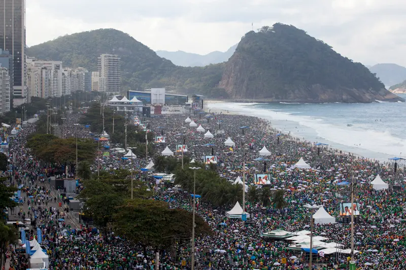Multidão na praia de Copacabana durante JMJ