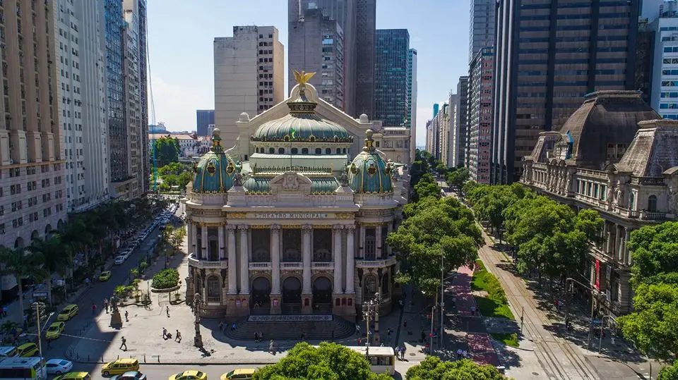 Teatro municipal em cidade moderna