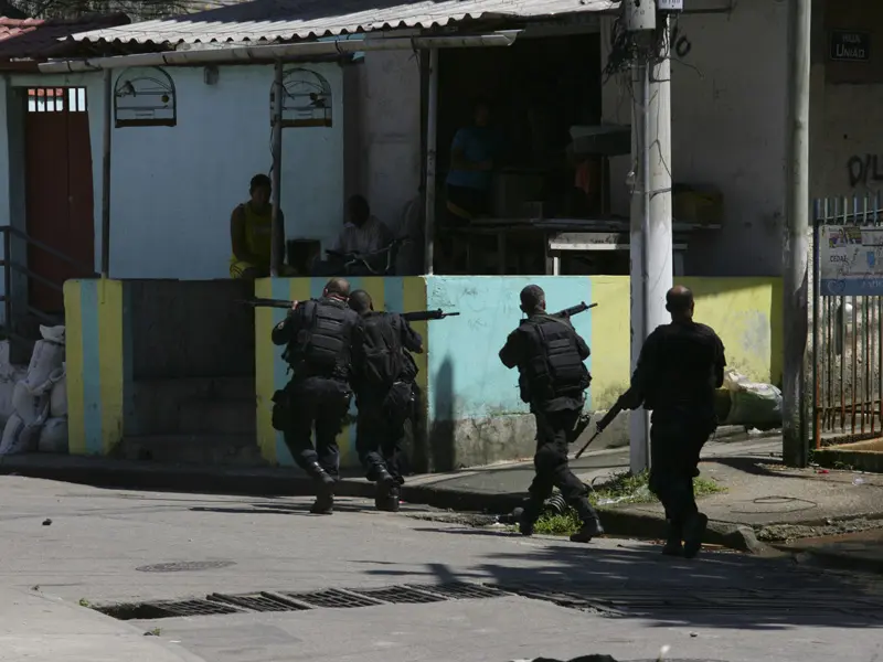 Operação policial em Morro dos Macacos, Rio de Janeiro, 2010.