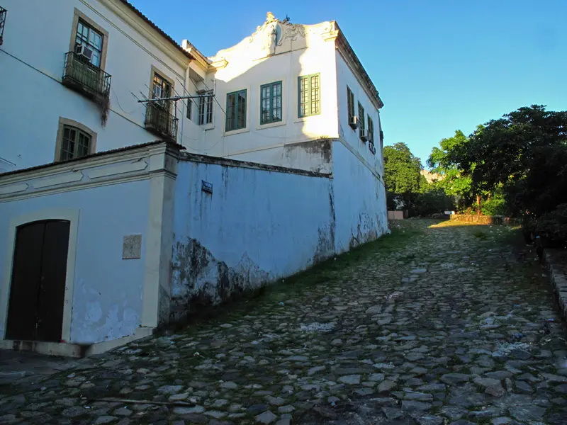 Prédio histórico em Morro do Castelo, com entrada fechada e telhado inclinado.