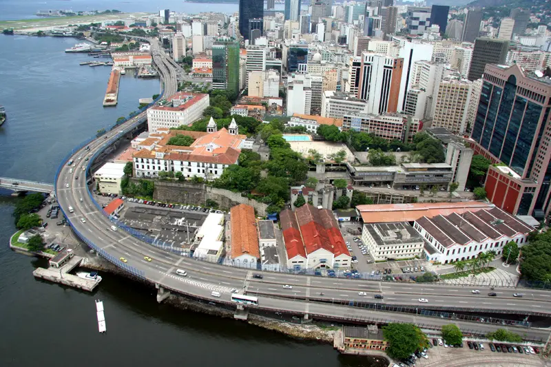 Vista aérea da Avenida Perimetral com rio e arranha-céus.