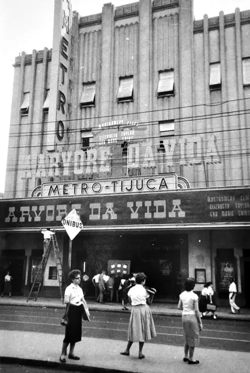 Teatro Metro-Tijuca com letreiros e público na calçada.