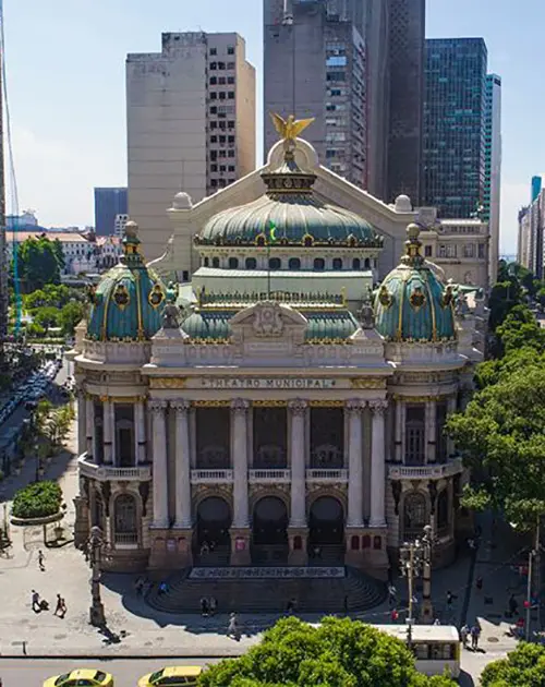 Teatro Municipal do Rio de Janeiro, fachada clássica com detalhes dourados.