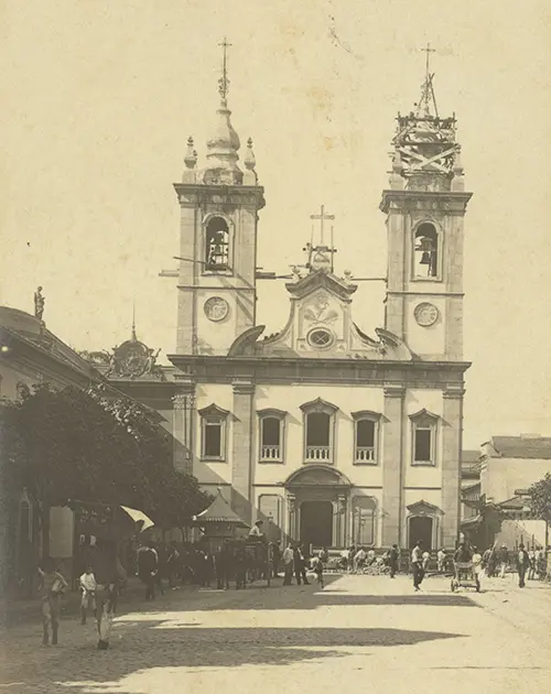 Igreja antiga com torres laterais e frontispício adornado, em preto e branco.