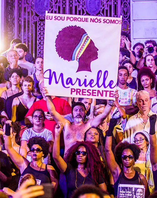 Manifestação pública com cartaz lembrando Marielle Franco.