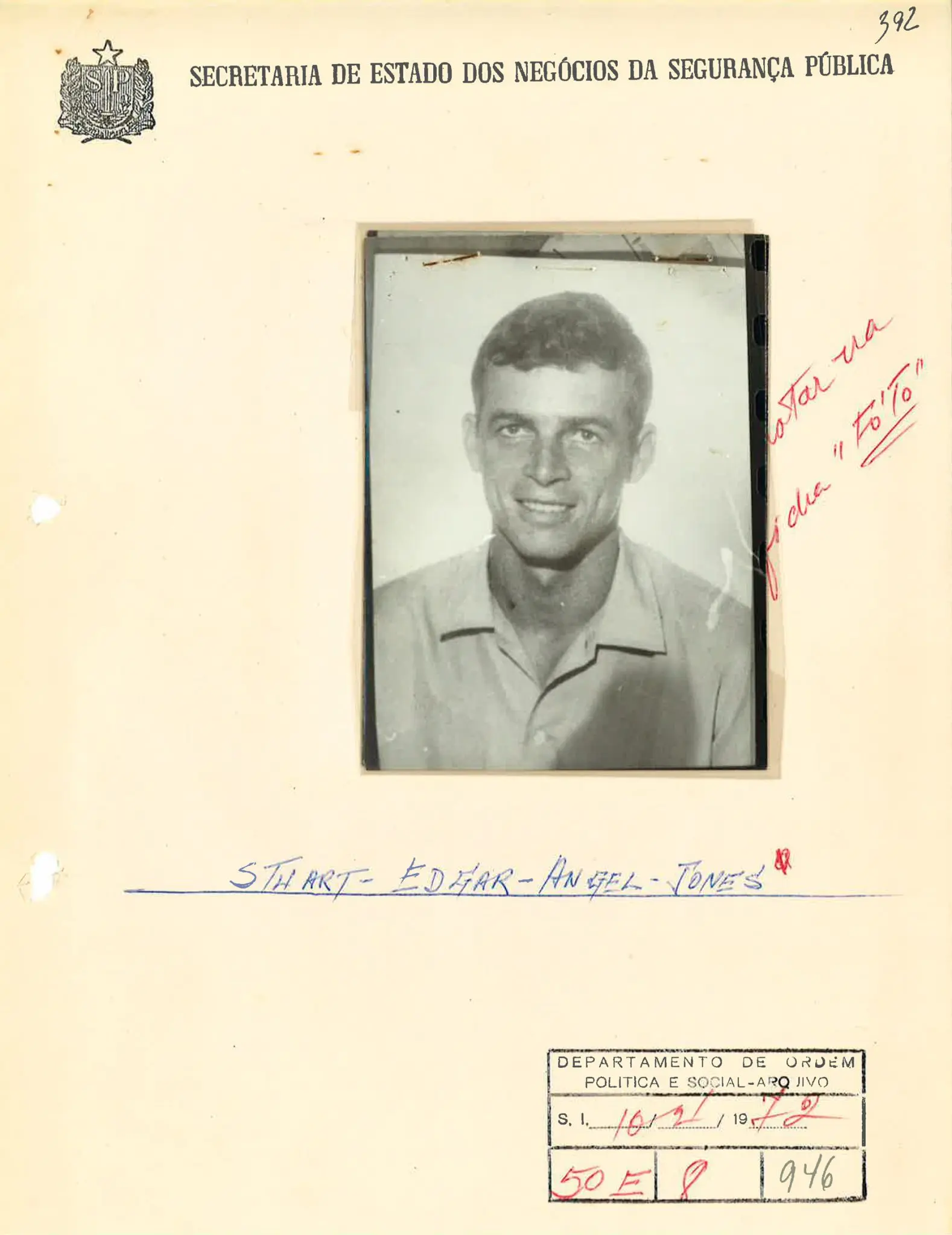 Homem sorridente em foto preto e branco, logotipo da Segurança Pública acima, nome abaixo, nota à mão à direita.