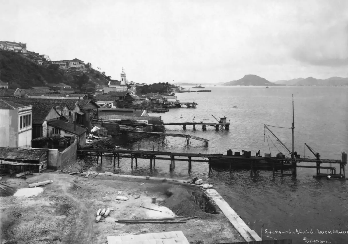 Praia de Santa Luzia com vista panorâmica de cidade costeira e mar.
