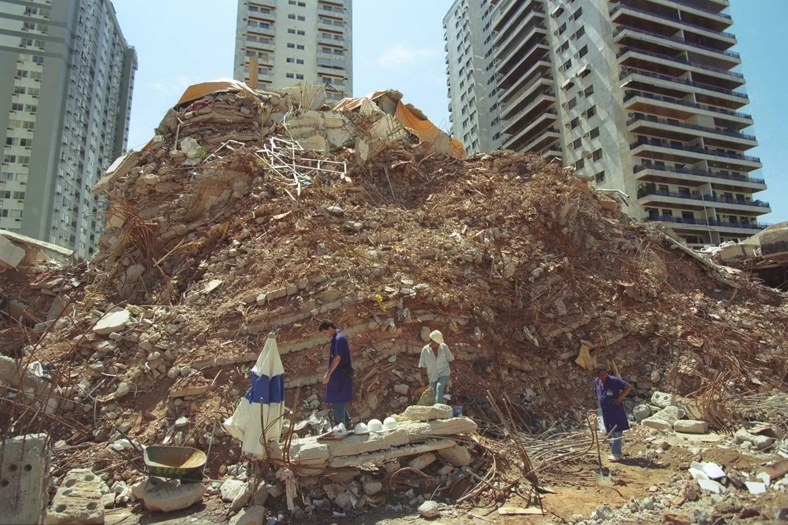 Desabamento em edifício Palace II, Barra da Tijuca, Rio de Janeiro, 1998.