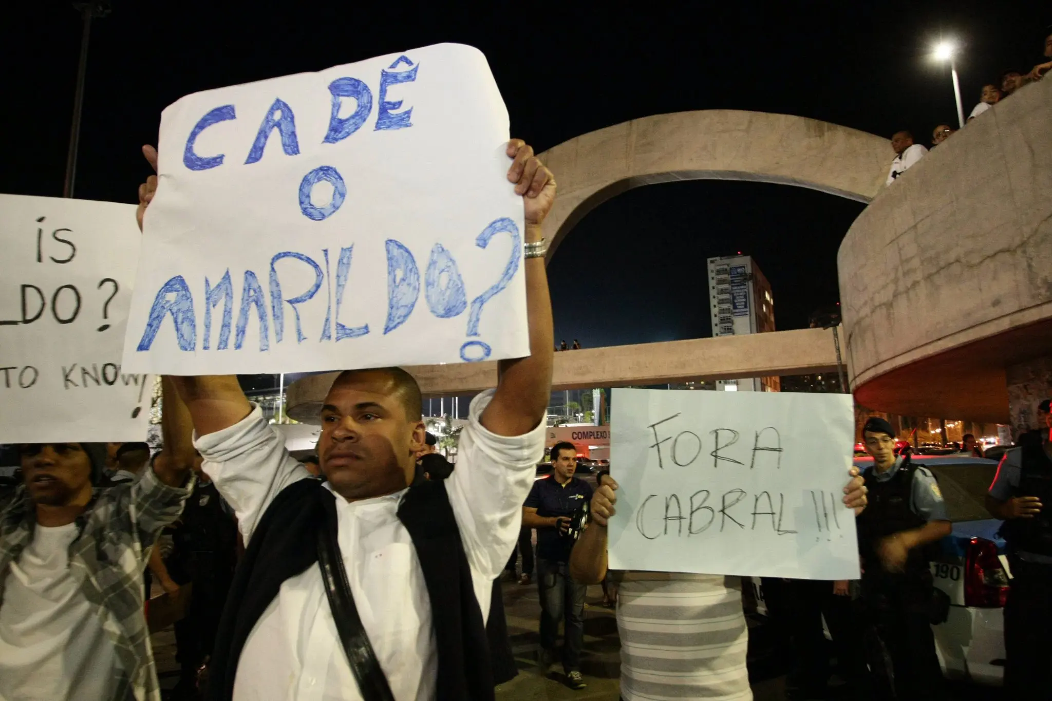Manifestação noturna em Rio de Janeiro, Rocinha, com cartazes pedindo por Amarildo e contra Cabral.