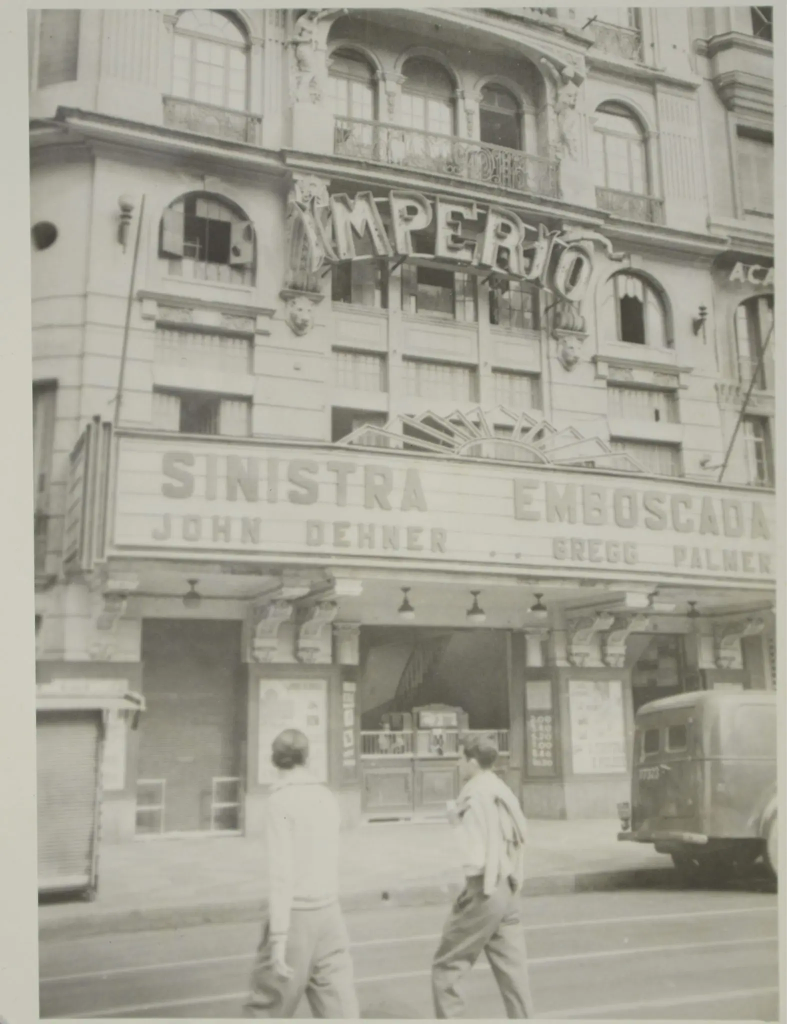 Teatro "Imperio" com entrada fechada e carro antigo.