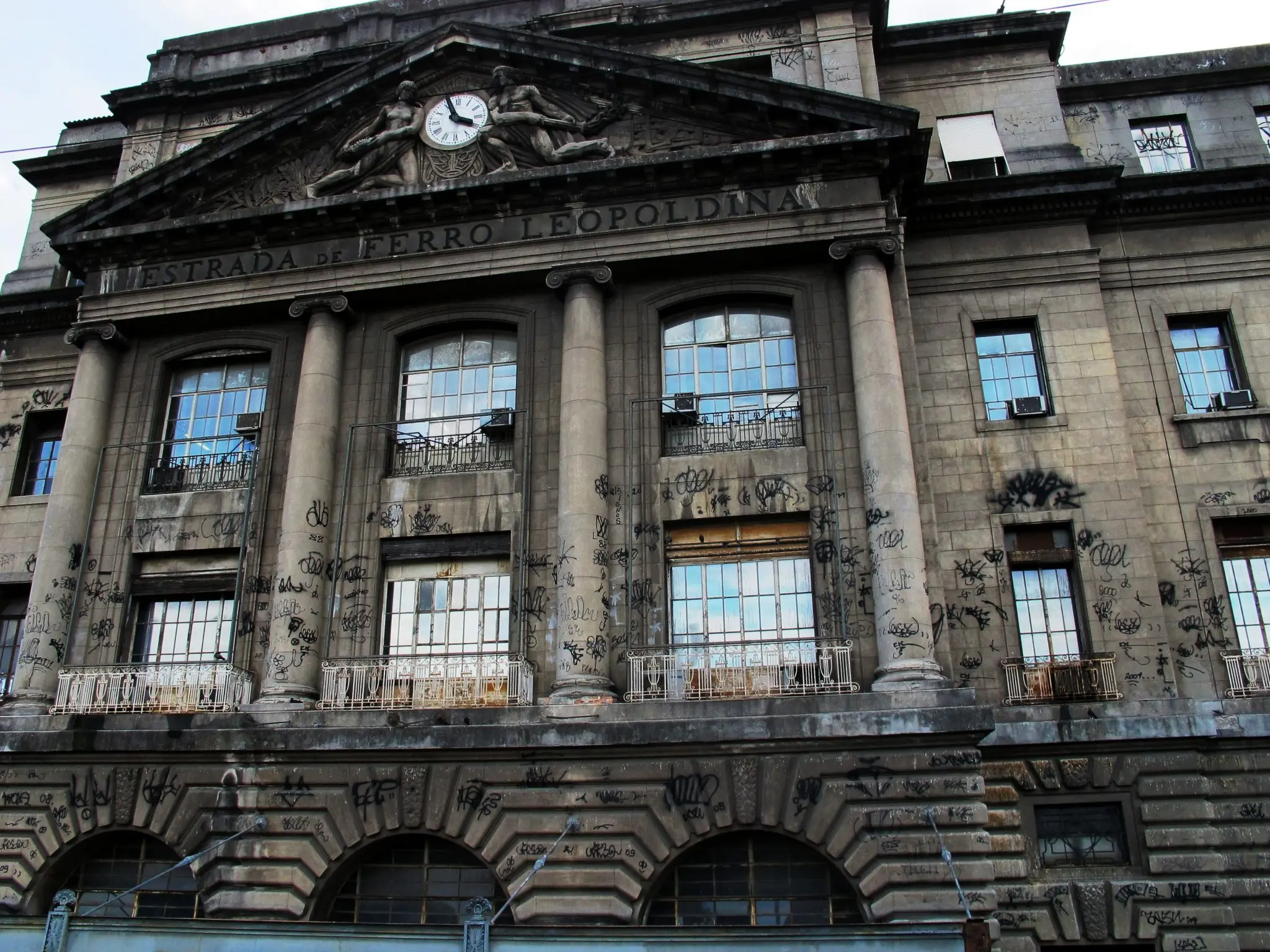 Fachada histórica com grafites, estação ferroviária Leopoldina.