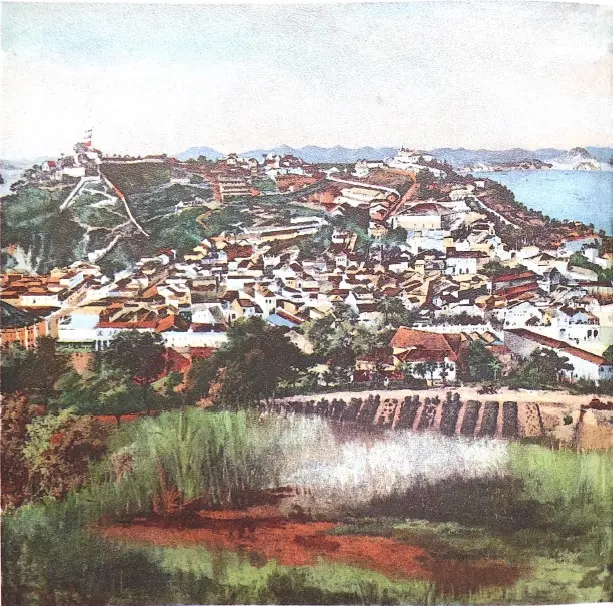Pintura de cidade costeira com colina verde, casas coloridas, forte e montanhas ao fundo.