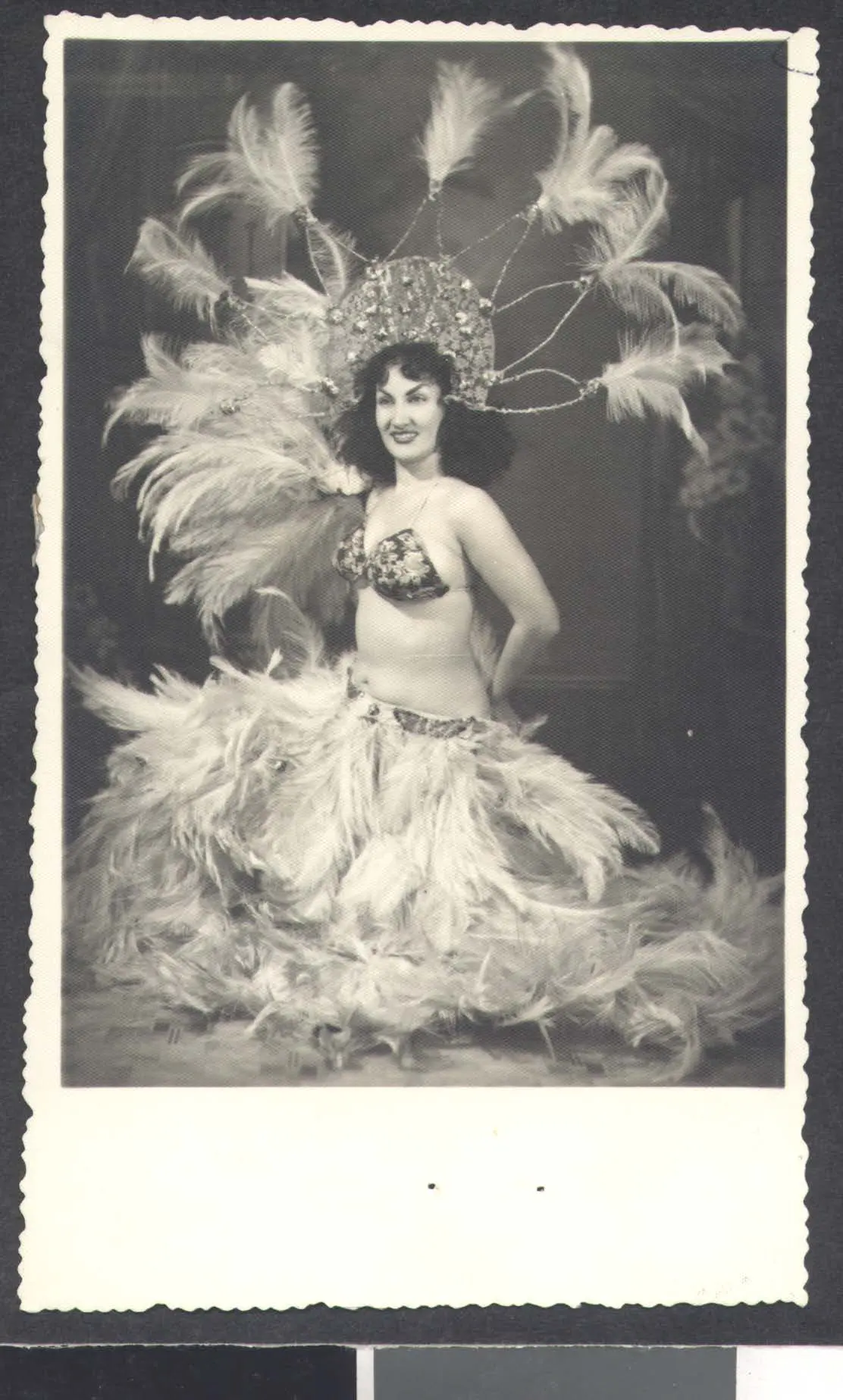 Mulher dançarina em traje de revista, preto e branco.