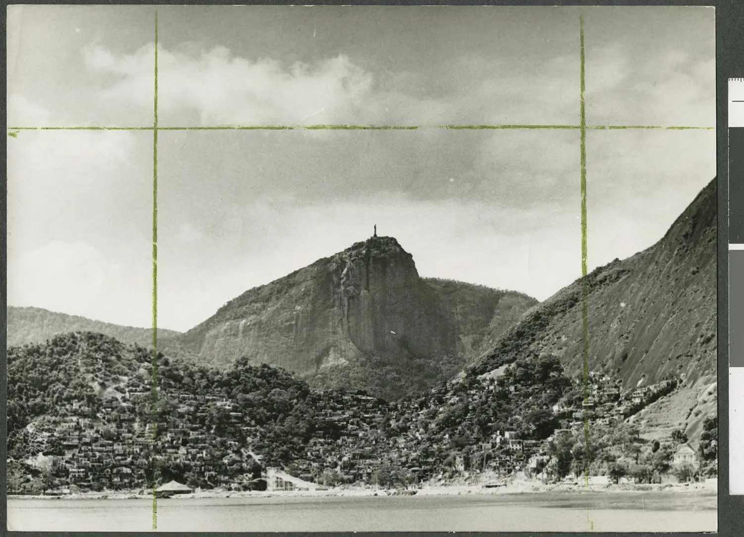 Paisagem montanhosa com colinas, penhasco e água.