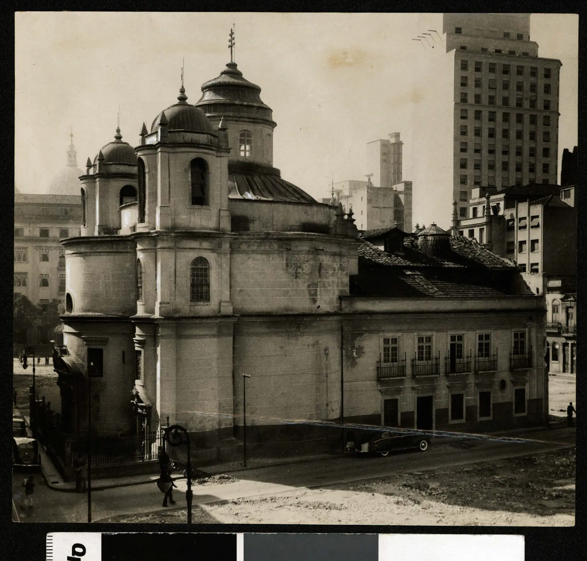 Igreja histórica em São Paulo com arquitetura clássica e construções modernas ao fundo.
