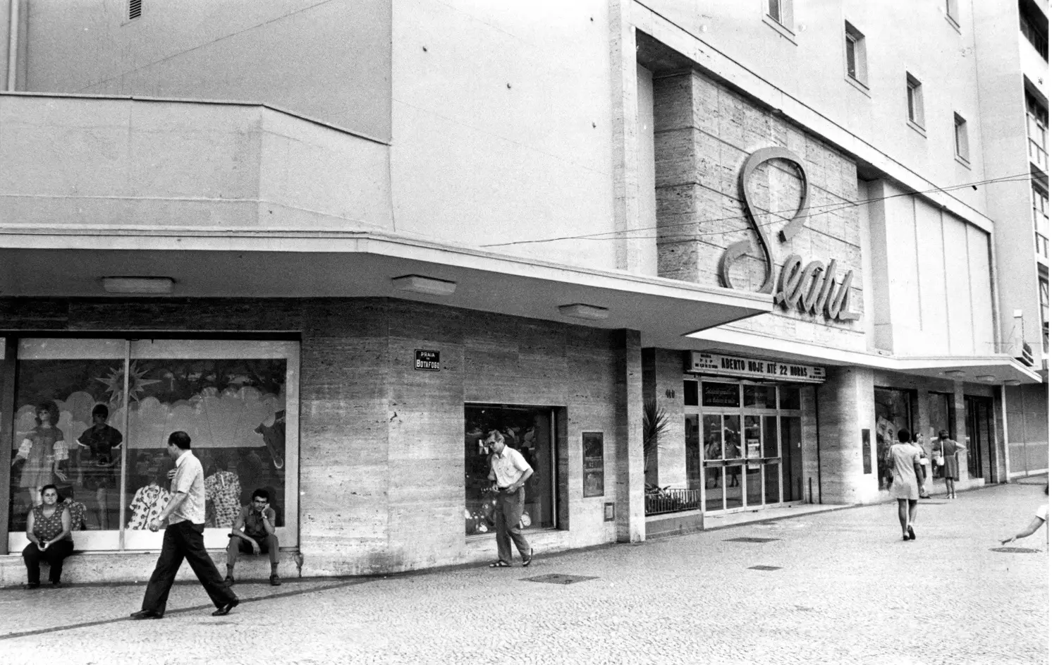 Fotografia preto e branco de loja "Sears" em Botafogo, Rio de Janeiro, em 1972.