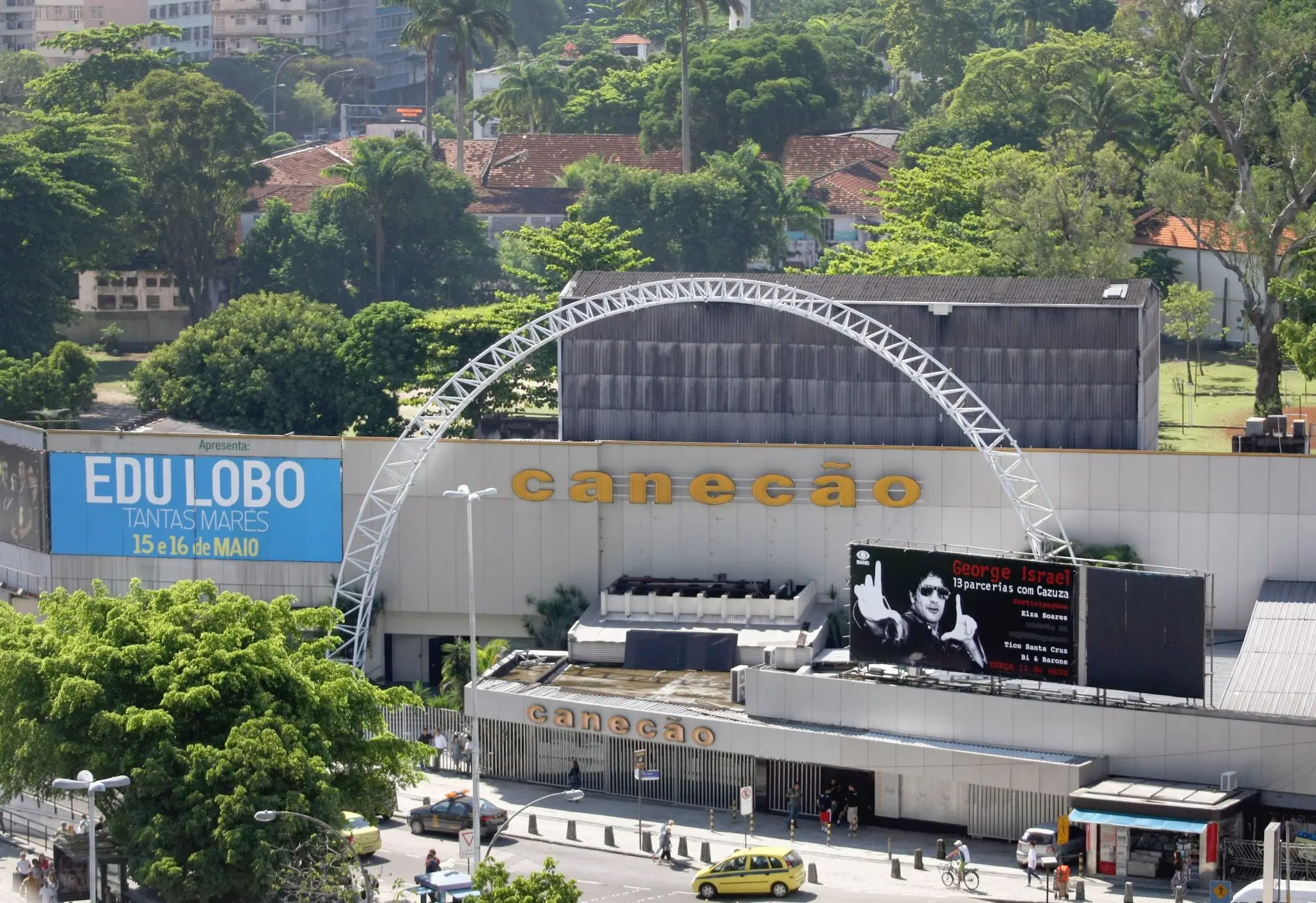 Prédio "Canecão" em Rio de Janeiro, RJ, com painéis e áreas verdes ao redor.