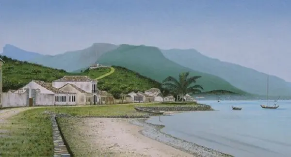 Pintura de praia com casas antigas, mar calmo e montanhas verdes.