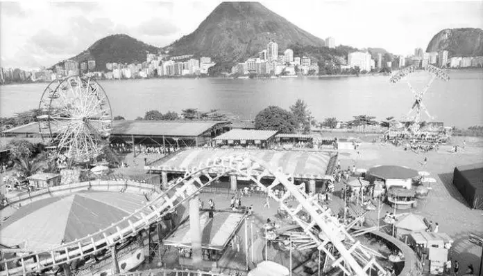 Parque de diversões Tivoli Park com roda-gigante e montanha-russa.