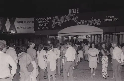 Cartaz preto e branco anuncia eventos públicos.