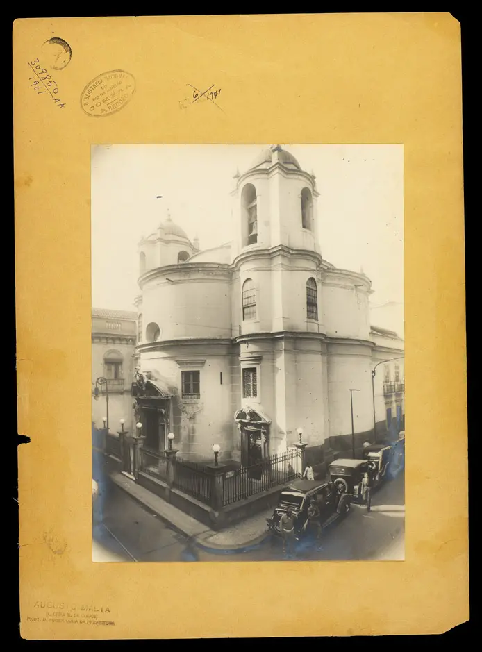Igreja antiga com torres e telhado em cúpula, preto e branco.