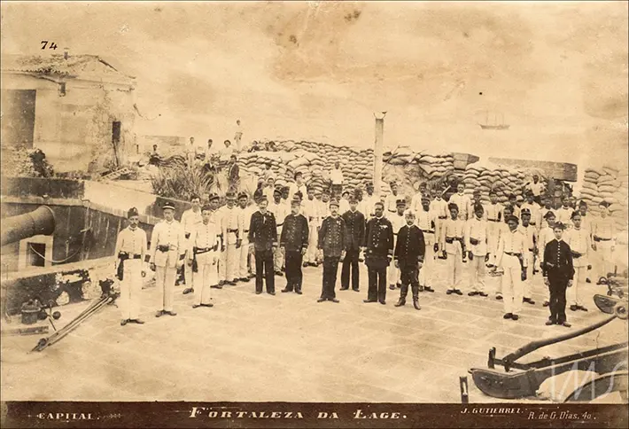 Formação de soldados em frente à Fortaleza da Lage, Rio de Janeiro, Brasil, 1893.