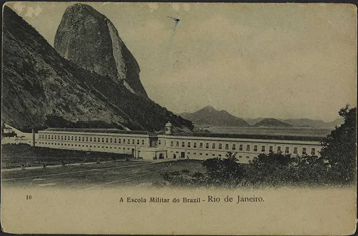 Cartão-postal preto e branco mostrando escola militar no Rio de Janeiro.