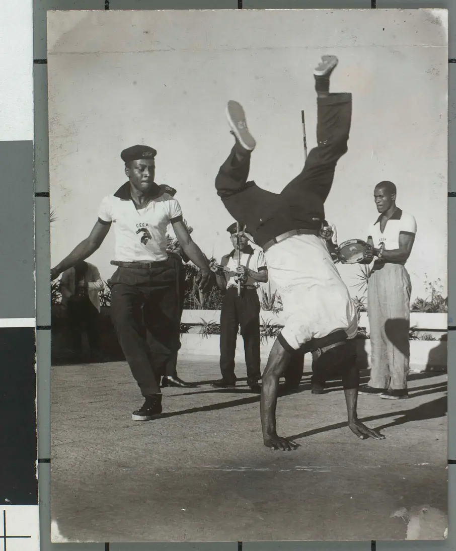 Um grupo de homens em uma cena acrobática ao ar livre.