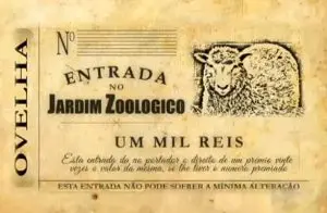 Gravura antiga de ovelha com rosto humano, entrada para jardim zoológico.