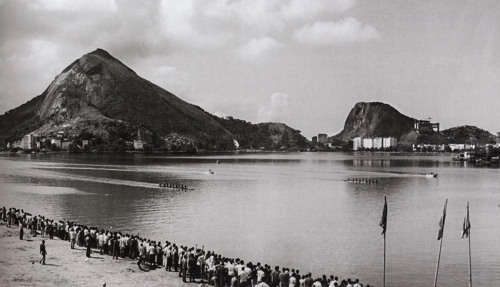 Regata na Lagoa, década de 1970, com montanhas e multidão.
