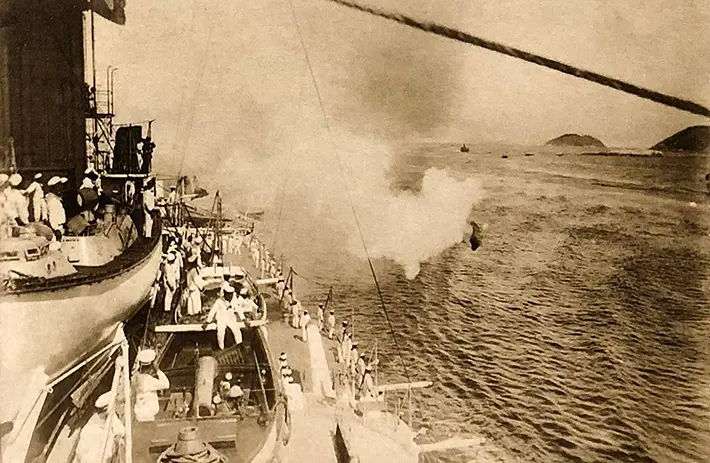 Navio em revolta durante um dia ensolarado.