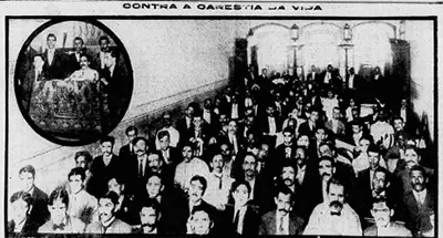 Grupo de pessoas em salão, contra a canhestria da vida.