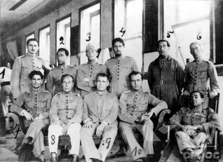 Grupo de homens em uniformes militares em foto preto e branco.