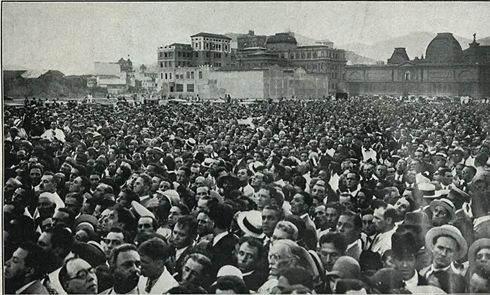 Multidão em comício em frente ao palácio.