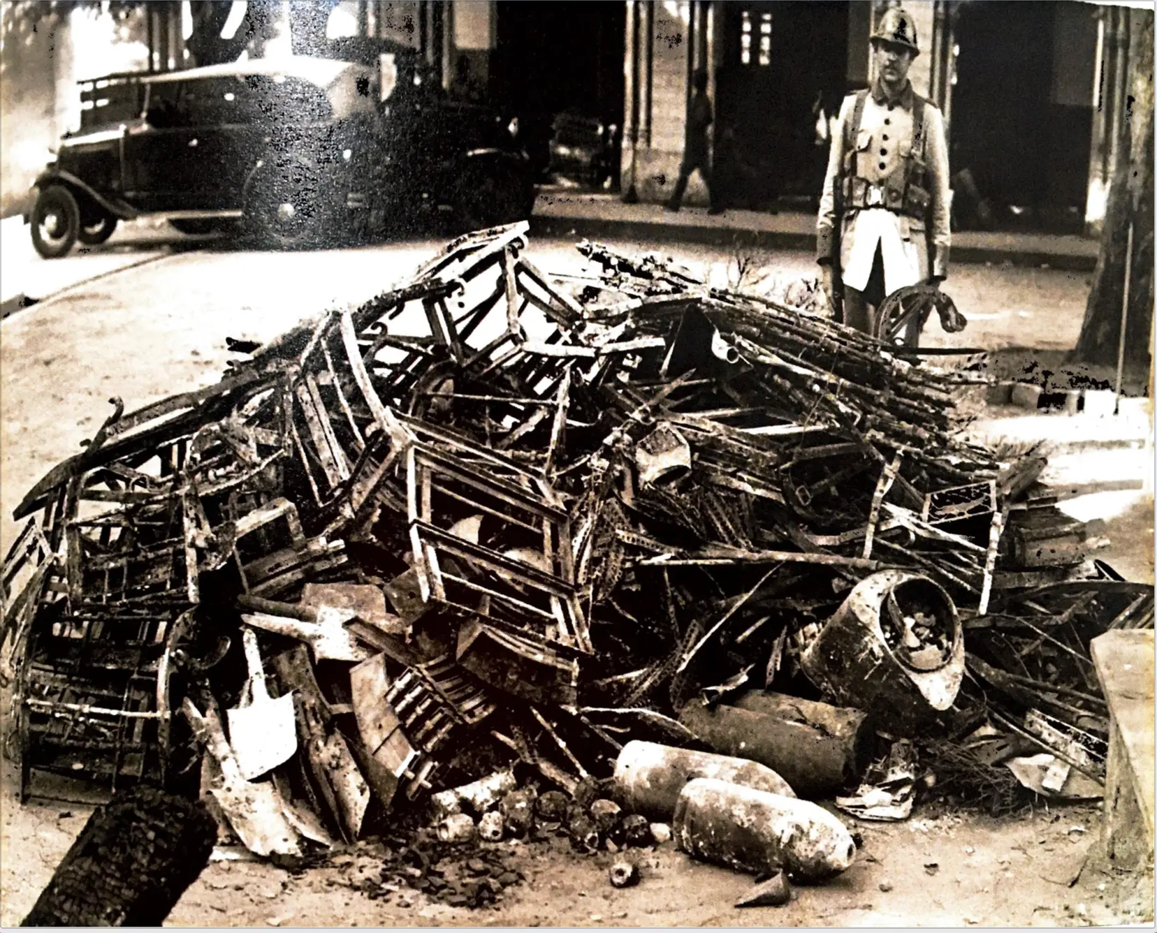 Cenário de destroços com metálicas e uniforme.