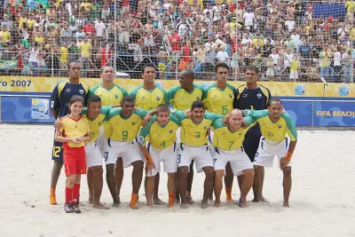 Um time de futebol de areia durante a Copa do Mundo de 2007.