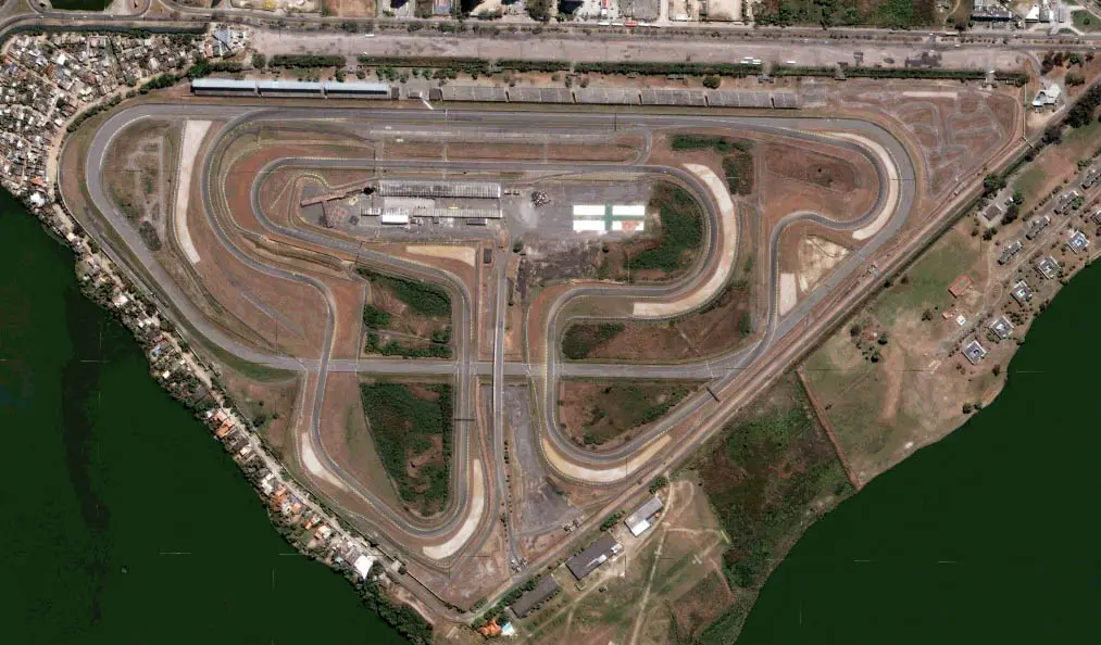 Autódromo em Jacarepaguá com curvas e retas, símbolo branco no centro.
