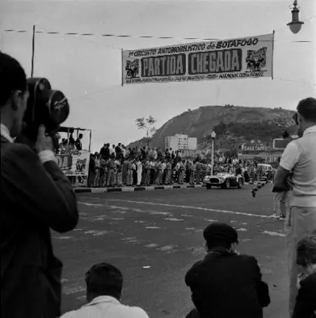 Corrida de automóveis em Botafogo, com público e câmera antiga.