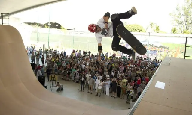 Skatepark durante cerimônia de inauguração com rampa em forma de meia-lua.