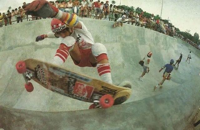 Skateboarding em pista de concreto, salto em ação.