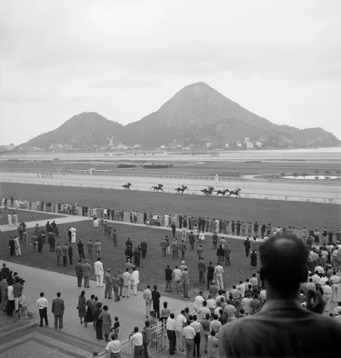 Multidão assistindo corrida de cavalos em hipódromo, Rio de Janeiro, 1965.